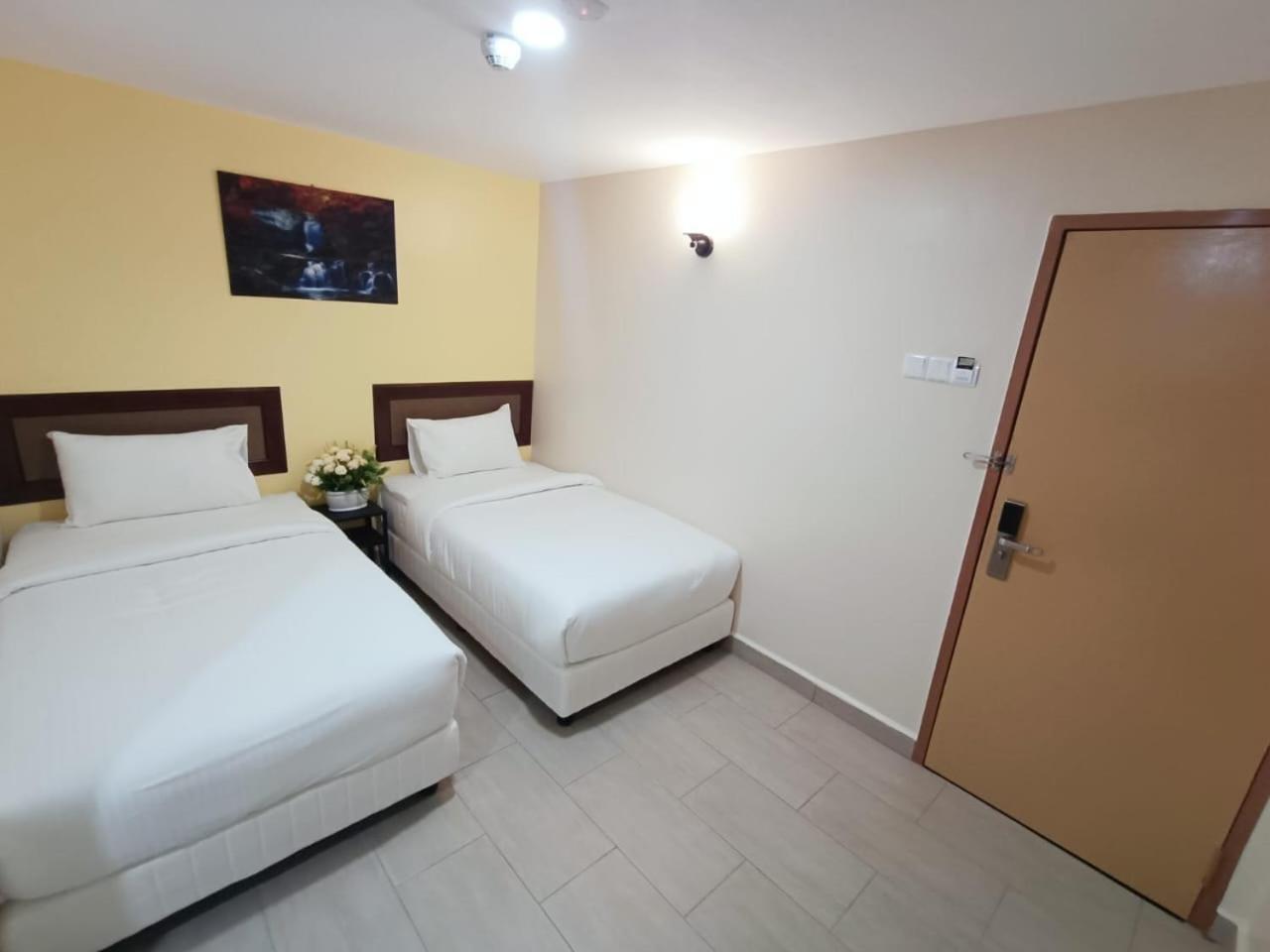 Capital O 90897 Island City Hotel Джорджтаун Екстер'єр фото